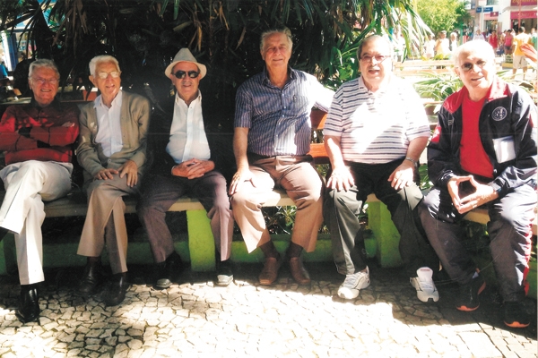 A Viviane nos cedeu esta foto, que hoje destacamos até como homenagem ao escritor Luiz Cruz, sentado ao lado de alguns dos figurantes do livro que ele lançou ontem. A foto de hoje não é antiga, mas sim os personagens, que aparecem numa das clássicas reuni